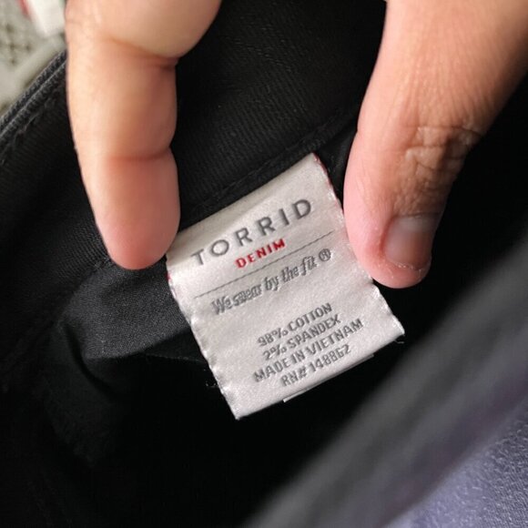 Torrid Denim Mini Skirt Black Figure Hugging Zip Fly Distressing Tones Size 2 - Picture 7 of 8